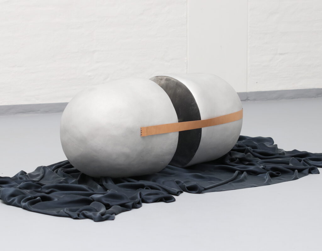 Christine Overvad Hansen - Symplegma - aluminum, sterling silver, leather, magnets, sandwashed silk - 45,8 x 195 x 105 cm
Traders - Huset for Kunst og Design Holstebro 2020