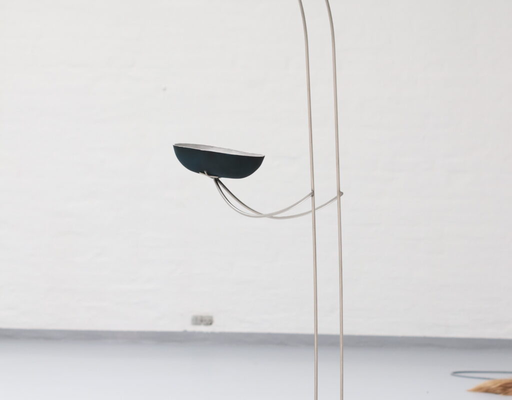 Christine Overvad Hansen - Augur - Aluminium, pigment, sterling silver, water, stainless steel - 194 x 65 x 53,5 cm
Traders - Huset for Kunst og Design Holstebro 2020