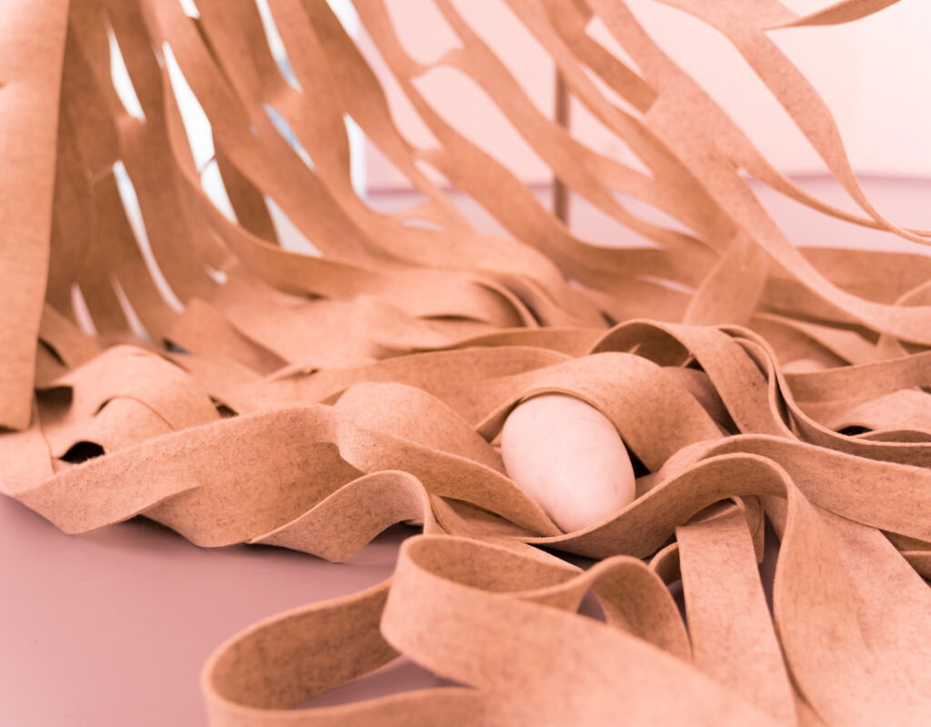 oVo / Birk Bjørlo og Lea Gulditte Hestelund - oVo - Installation view - Huset for Kunst og Design Holstebro 2020 (Detail) 