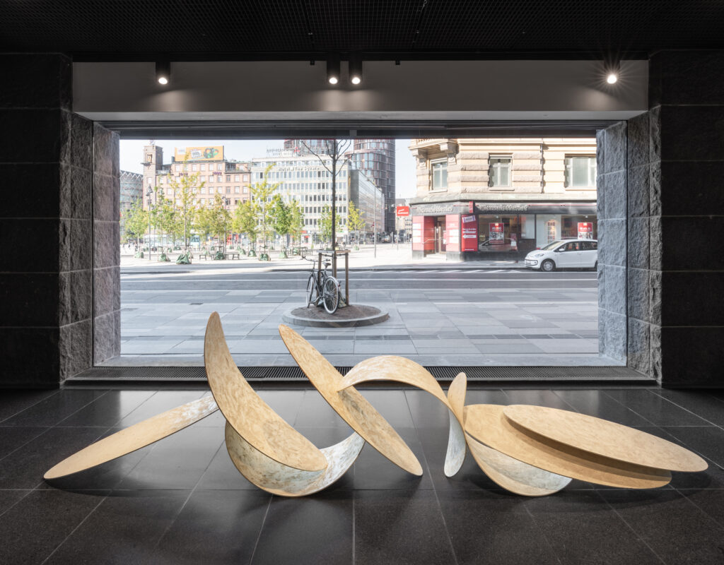 Amalie Jakobsen - Heat Island - soil from Jakobabad, Pakistan, aluminum, primer - 385 x 100 x 60cm - Politikens forhal 2020