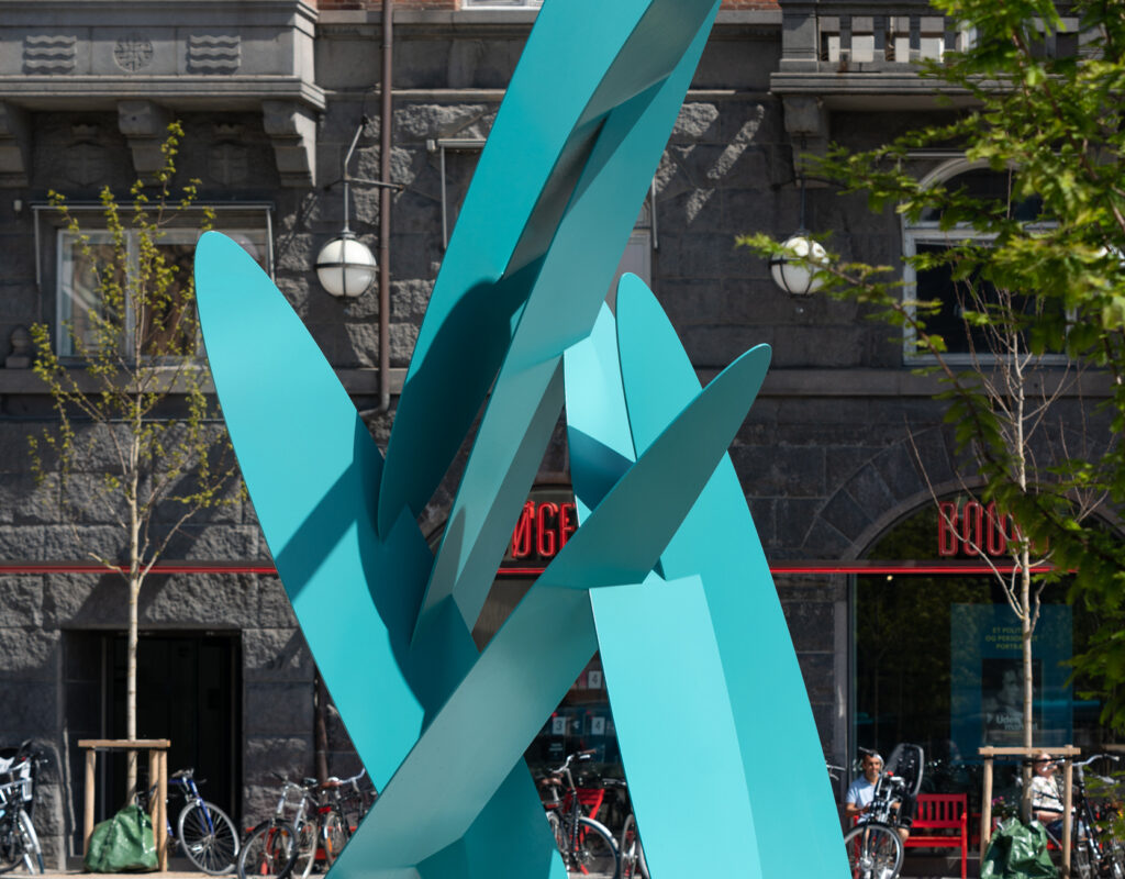 Amalie Jakobsen - Suffocated Air - diatome algae powder, steel and primer - 340 Ø x 520 cm - Carrying Capacity -Rådhuspladsen 2020