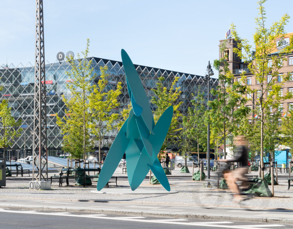 Amalie Jakobsen - Suffocated Air - diatome algae powder, steel and primer - 340 Ø x 520 cm - Carrying Capacity -Rådhuspladsen 2020