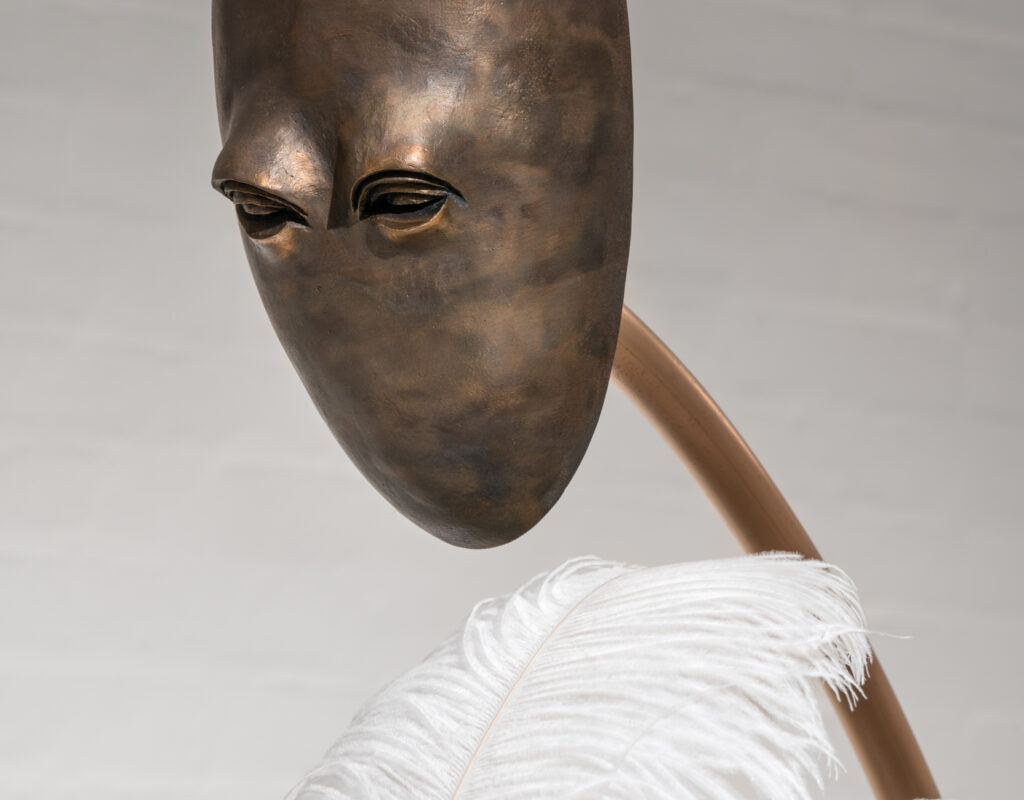 Christine Overvad Hansen - Moderator - Ostrich feathers, bronze, motor -220 x 110 x 90 cm - Holstebro Kunstmuseum 2021 